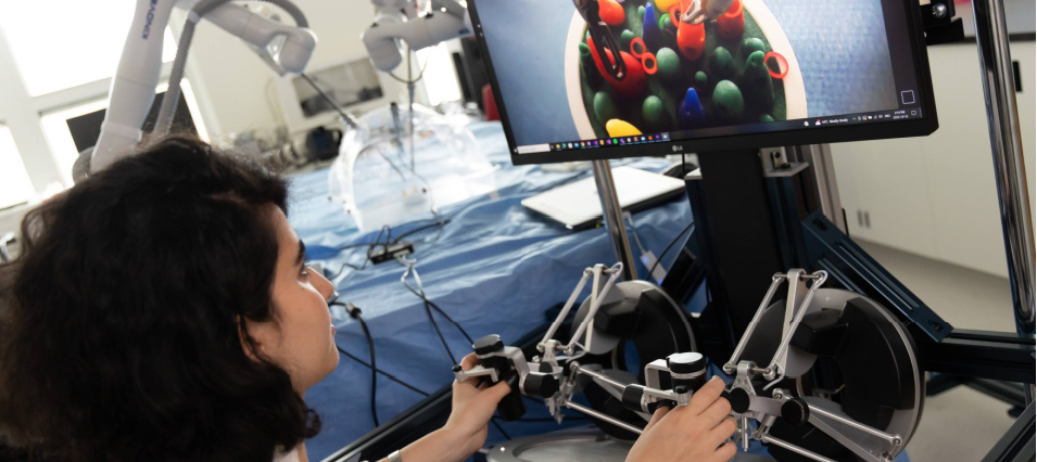 Female scientist preforming clinical research by operating a medical prototype from a computer at the Clinical Innovation Platform.